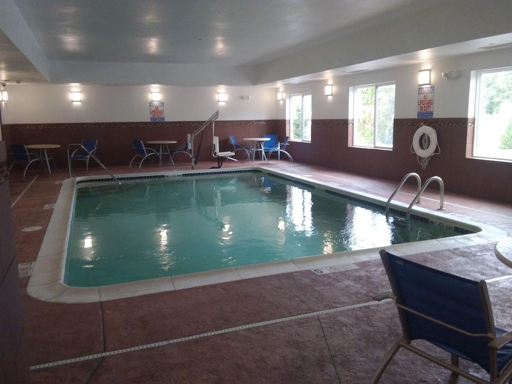 Belle Vernon Holiday Inn Express מראה חיצוני תמונה